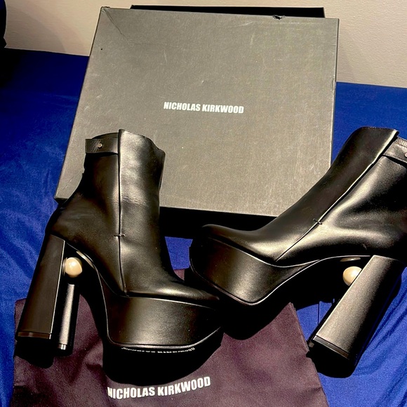 Gorgeous black platform anckle booties - Picture 1 of 4